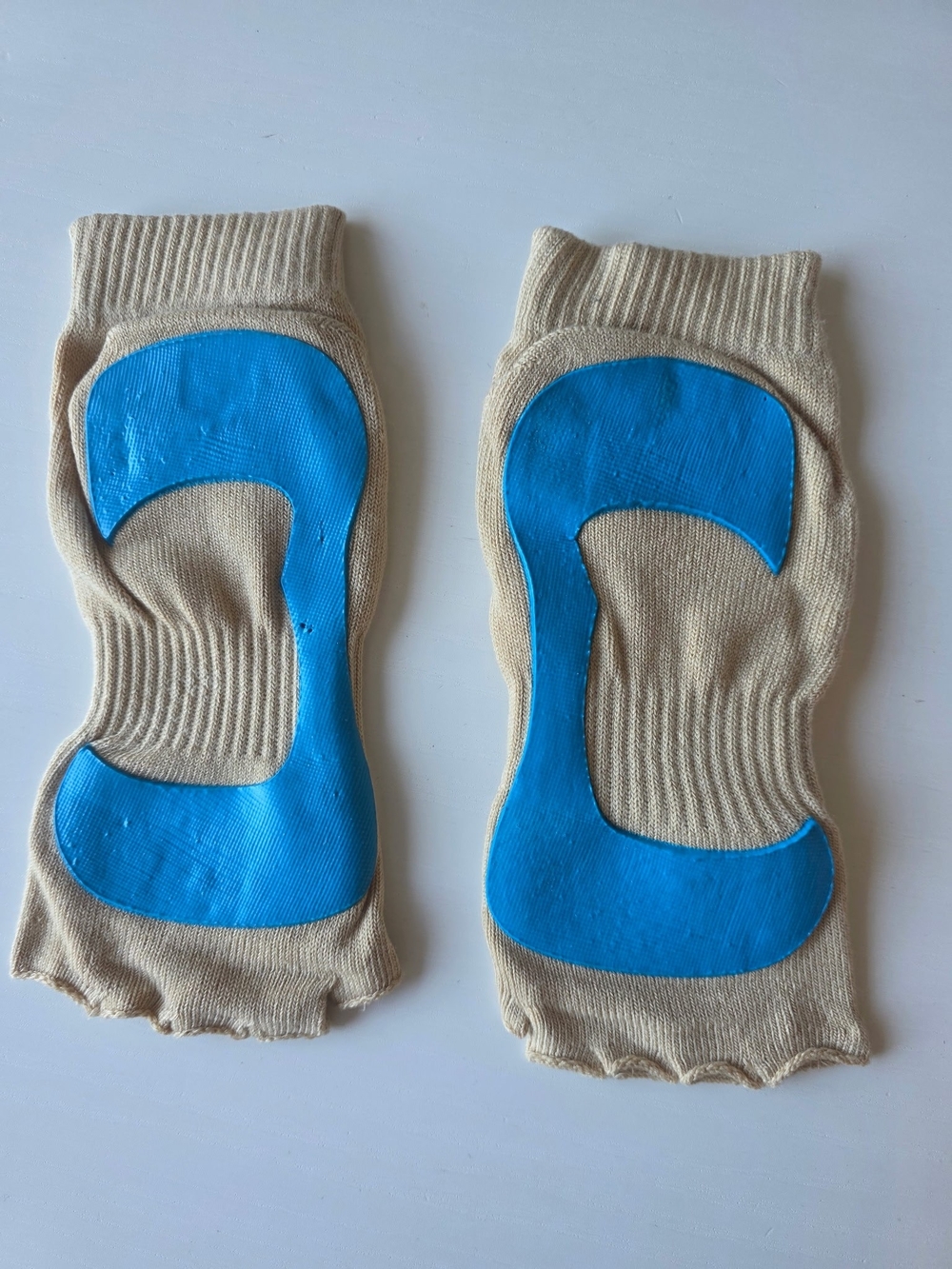 NWOT ~ Women's Beige Low-Cut Grip Feet Socks with Blue Non-Slip Pads ~ O/S